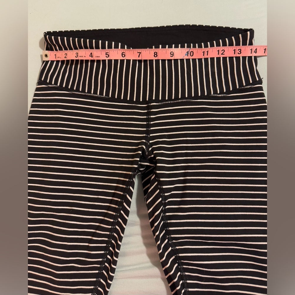 LULULEMON “Wunder Under Crop Leggings” stripes black and white Workout - Picture 2 of 8